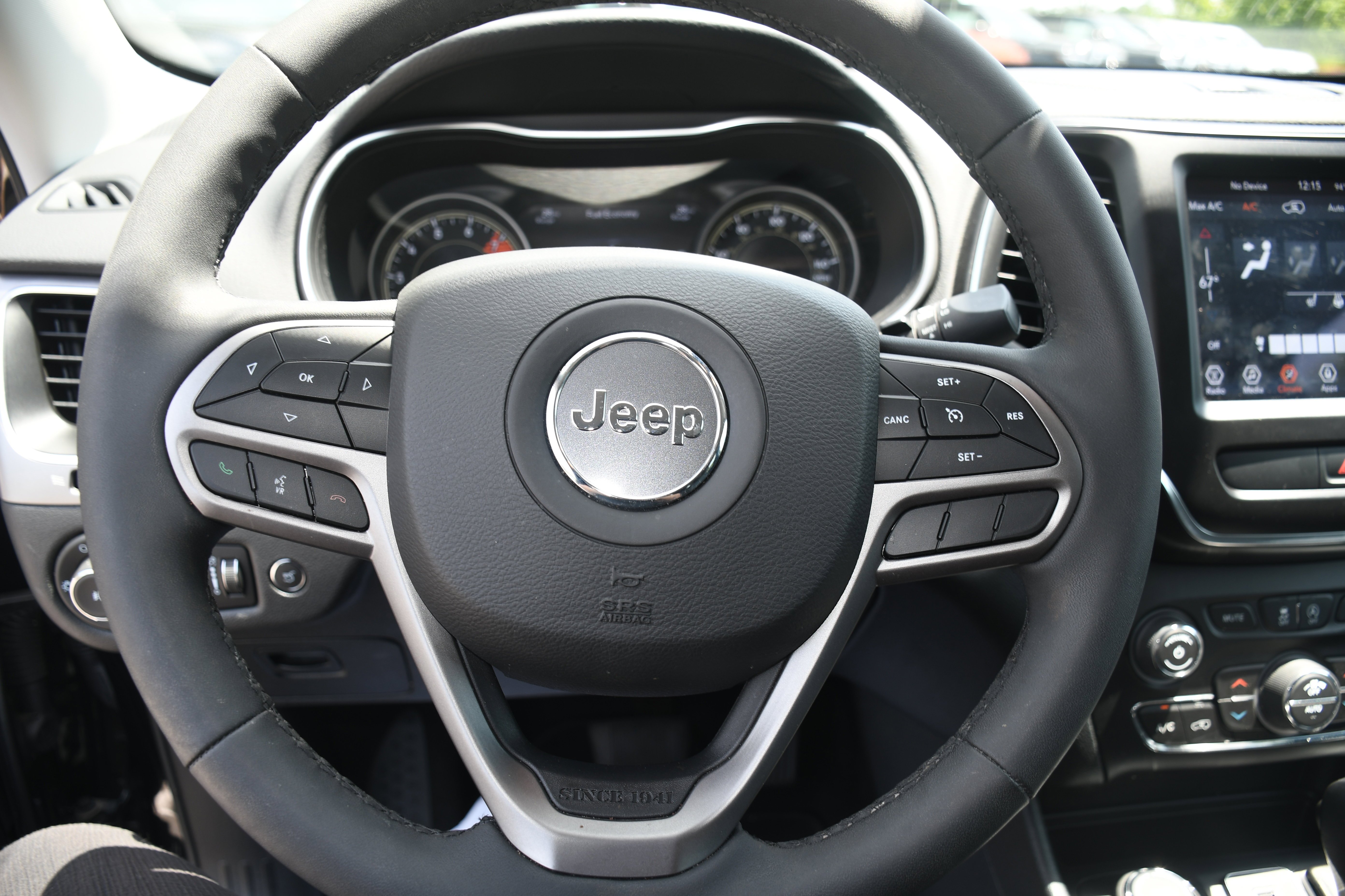 Used 2022 Black Jeep Latitude Lux image 11