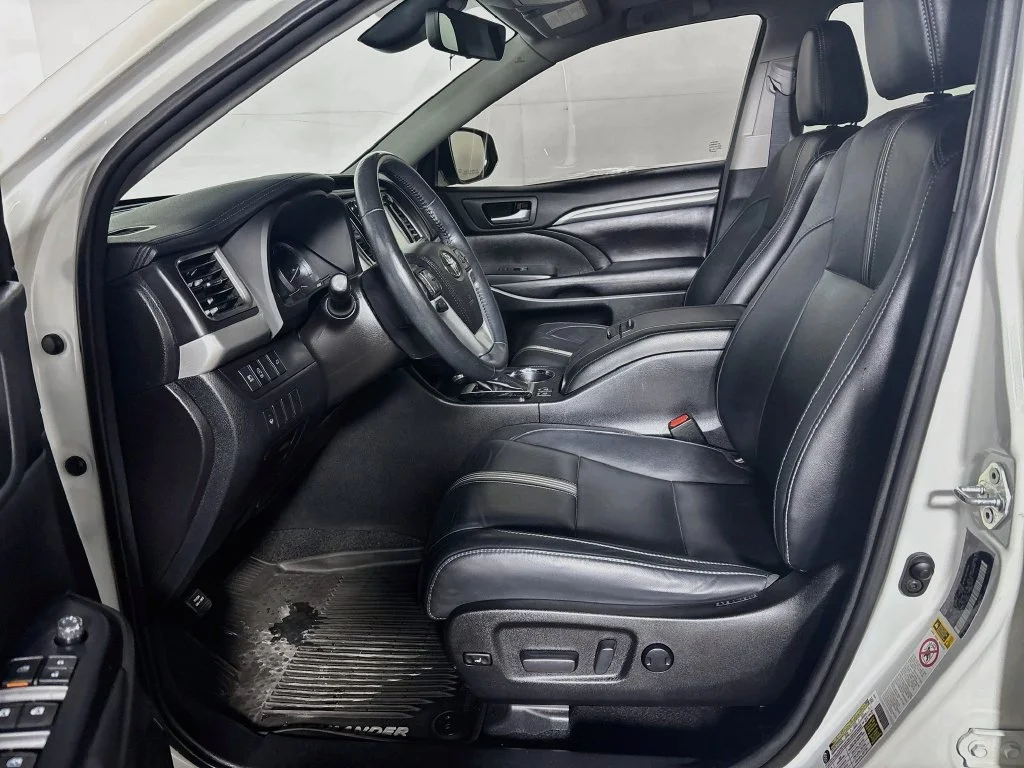 Used 2017 White Toyota SE image 11
