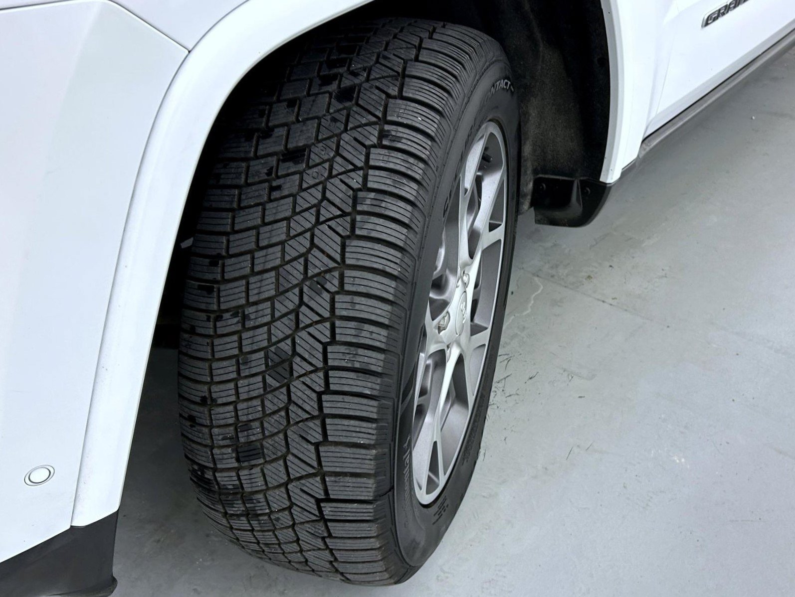 Used 2018 White Jeep Limited image 24