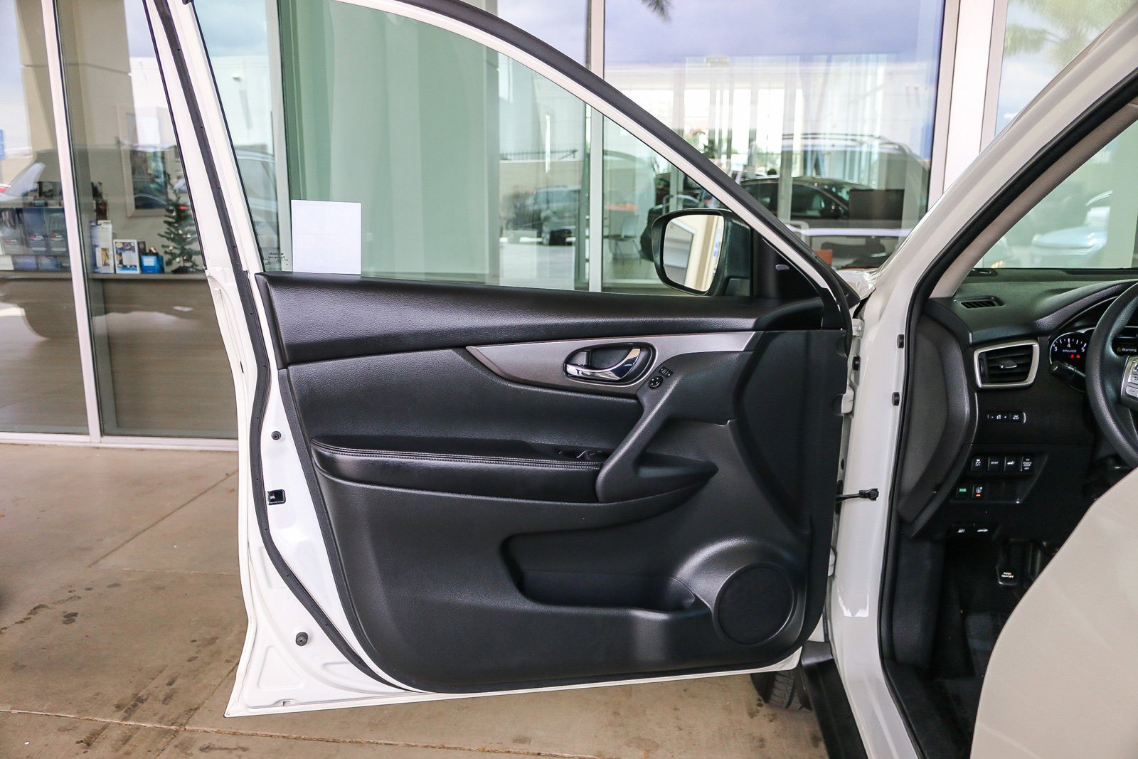 2016 Nissan Rogue SV - Photo 23