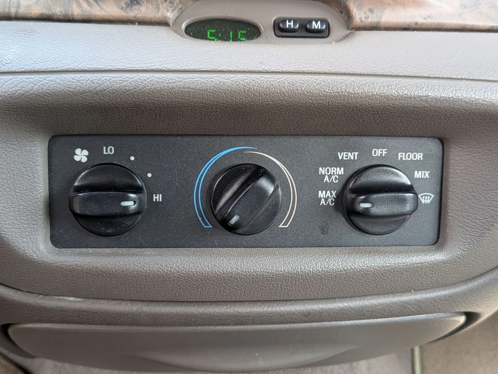 Used 1999  Ford Base image 14