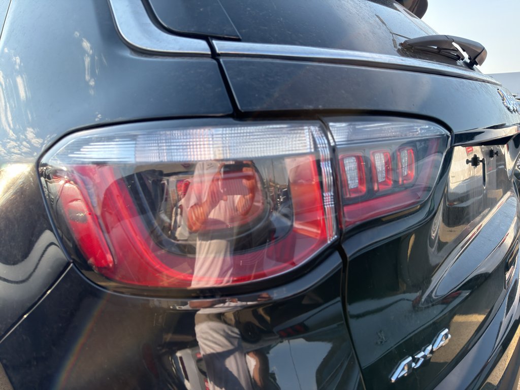 Used 2019 Diamond Black Crystal Pearlcoat Jeep Latitude image 11