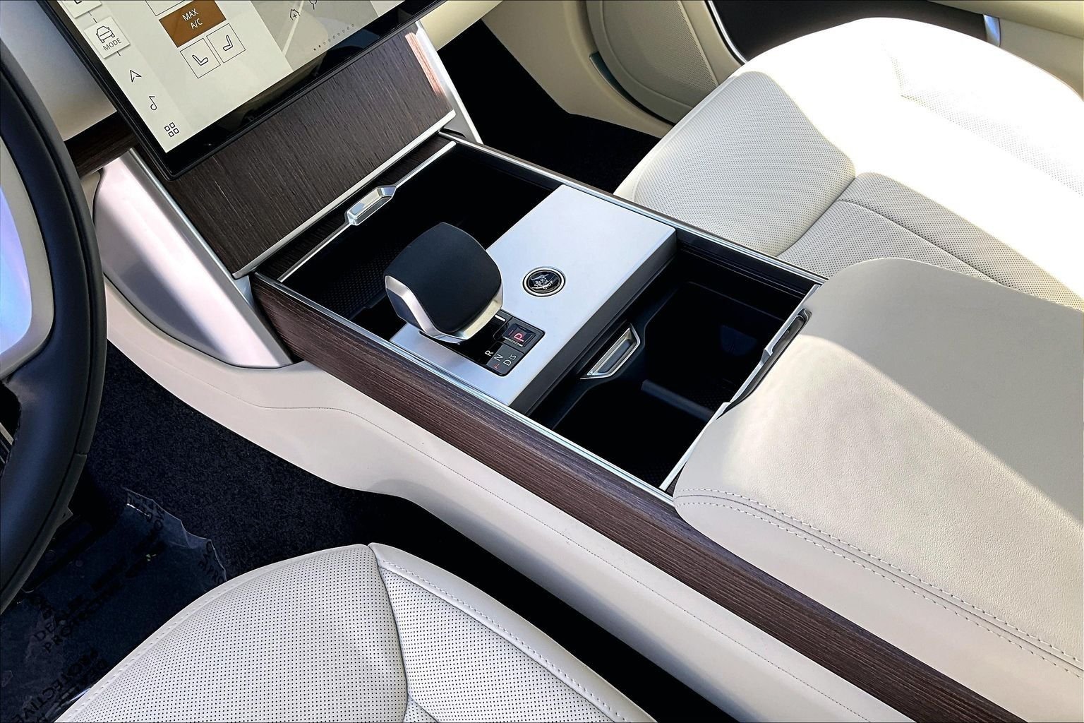 New 2026 Carpathian Grey Land Rover SE image 8