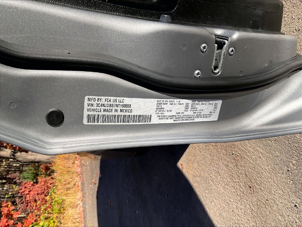 Used 2022 Silver Jeep Latitude image 33