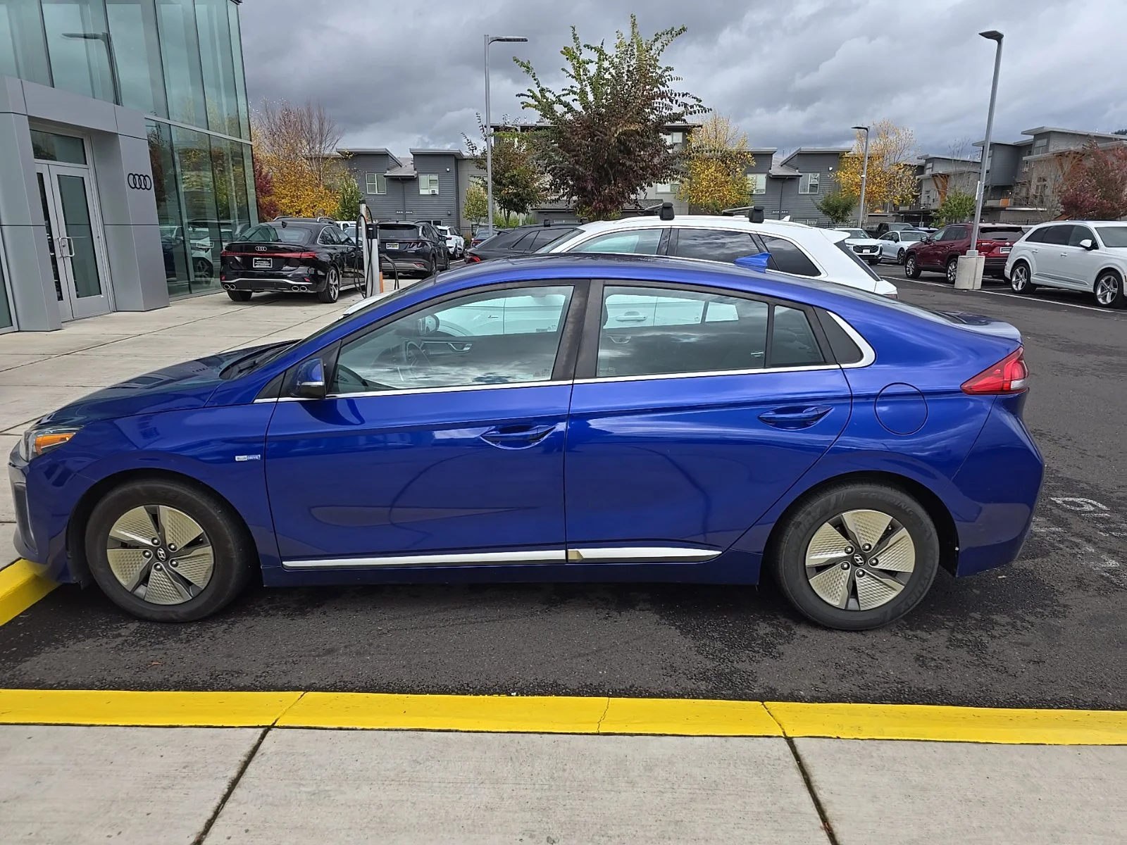 Used 2020 Blue Hyundai SE image 1