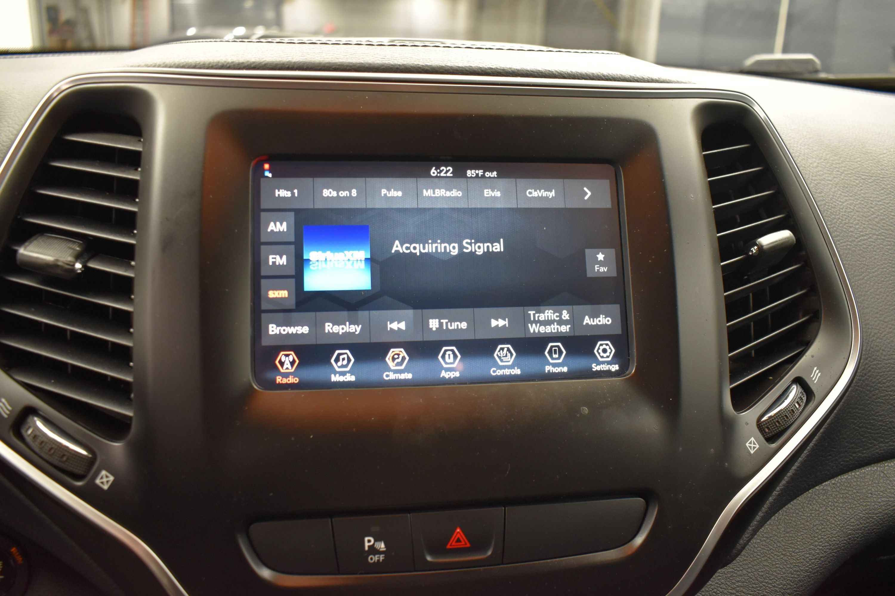 Used 2019 Diamond Black Crystal Pearlcoat Jeep Latitude Plus image 9