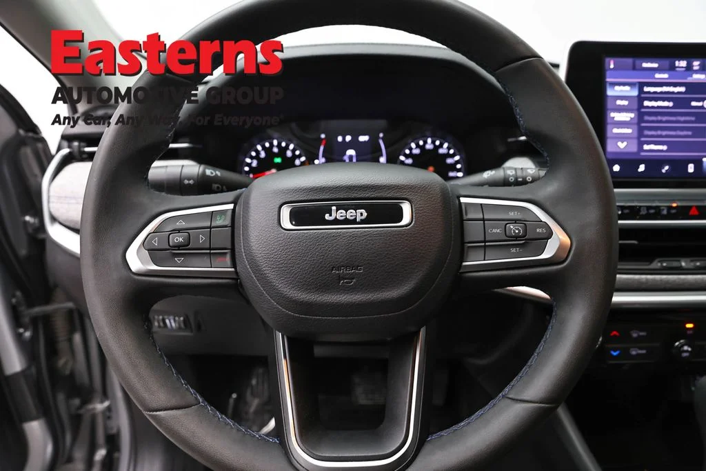 Used 2022 Silver Jeep Latitude image 10