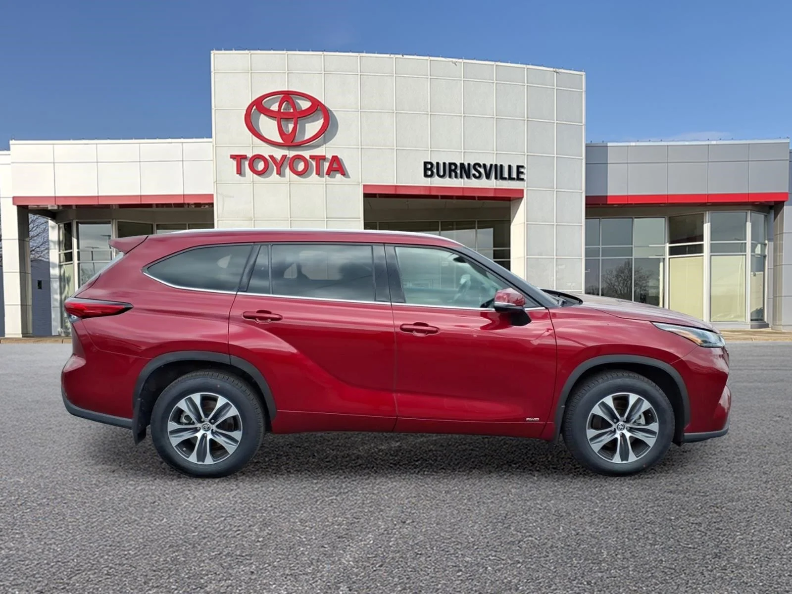 Used 2022 Toyota Highlander XLE with VIN 5TDGBRCH3NS548030 for sale in Burnsville, Minnesota