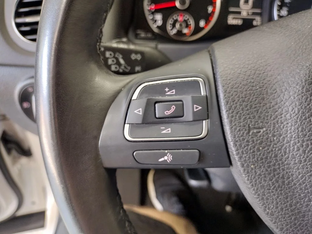 Used 2014 White Volkswagen SE image 22
