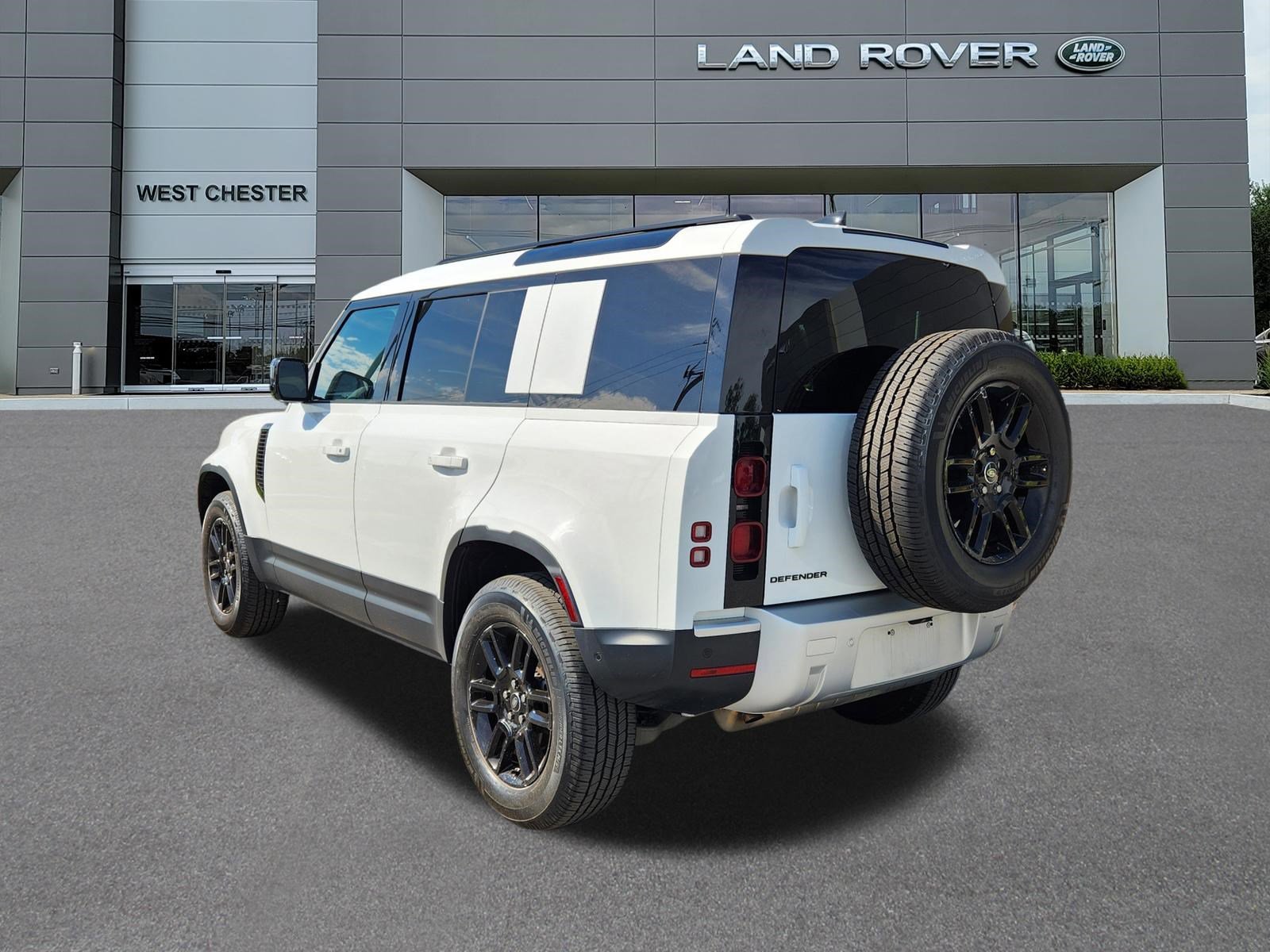 Certified Used 2025 Fuji White Land Rover S image 3