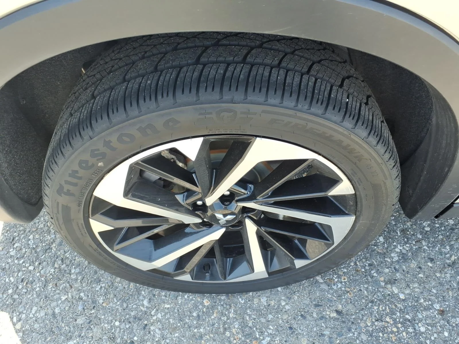 Used 2024 Silver Alloy Mitsubishi SE image 12