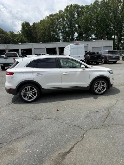 Used 2015 White Lincoln Base image 7