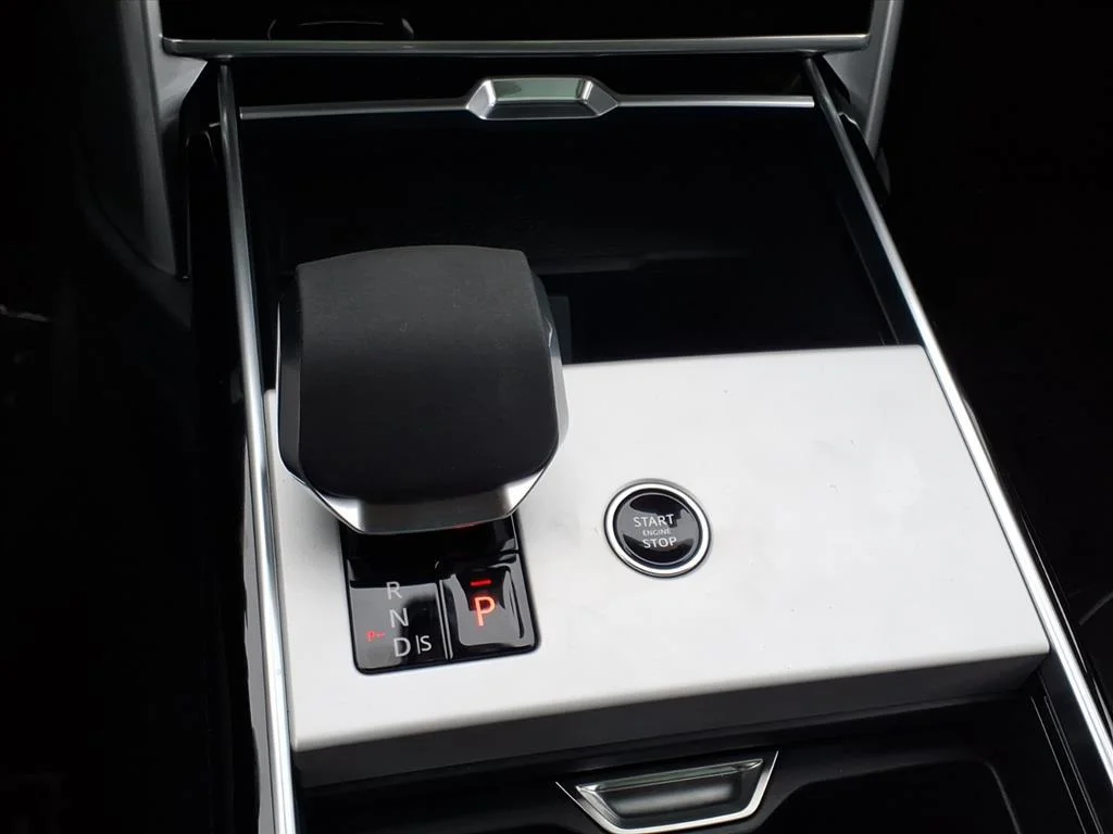 New 2025 Fuji White LAND ROVER SE image 16