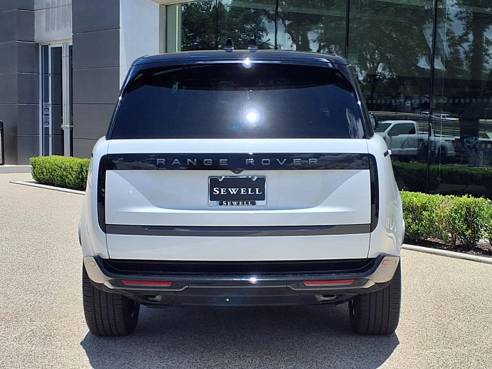 Used 2025 Fuji White Land Rover SE image 5