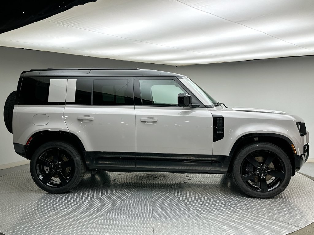 New 2026 Borasco Grey Metallic Land Rover X-Dynamic SE image 4