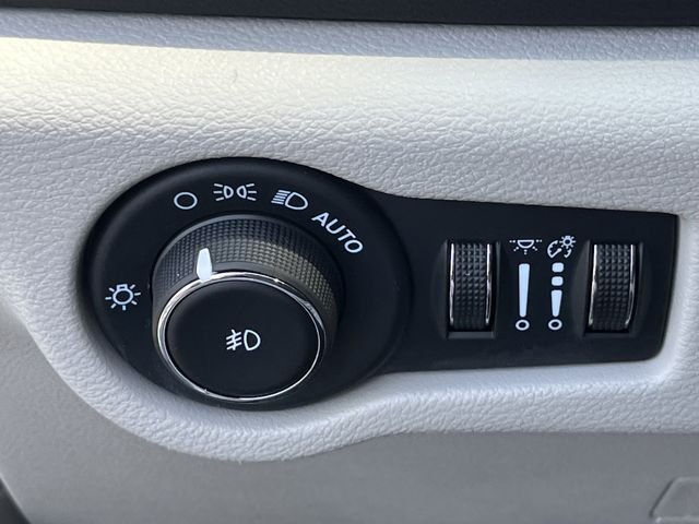 Used 2024 Silver Mist Clearcoat Chrysler Touring L image 29