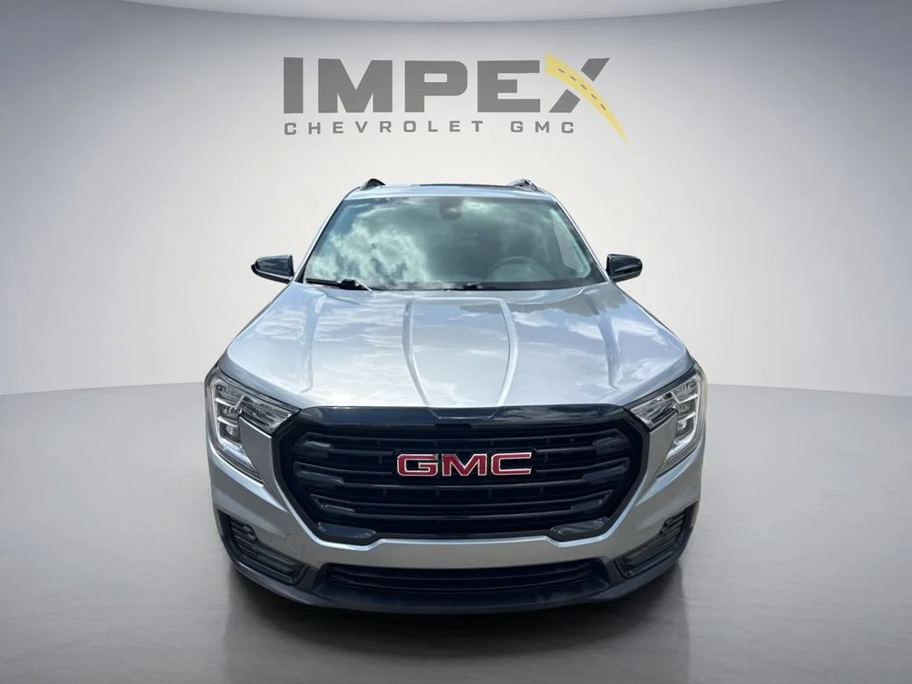 Used 2024 Sterling Metallic GMC SLE image 8