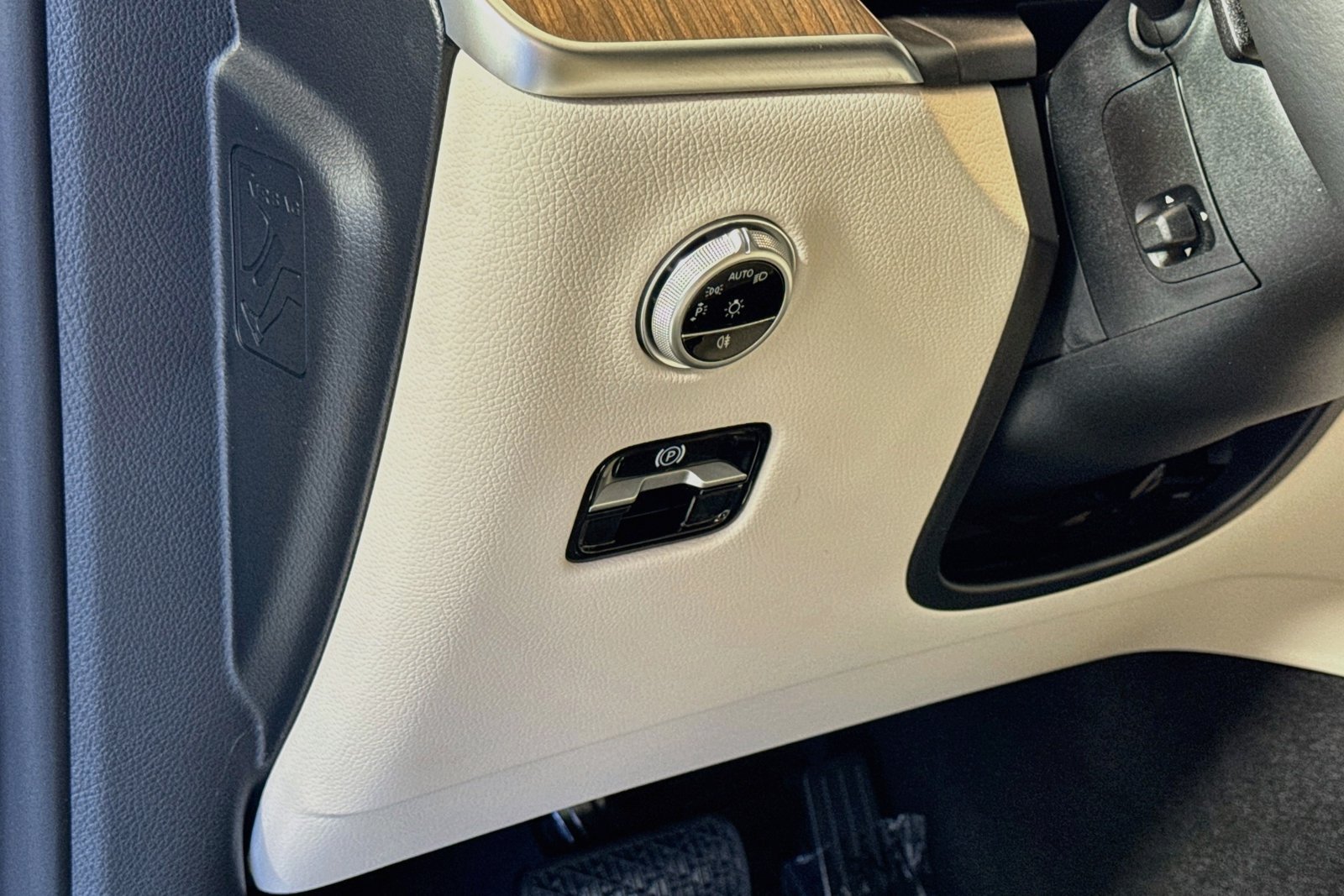 New 2027 Polar White Mercedes-Benz GLC 350e image 10