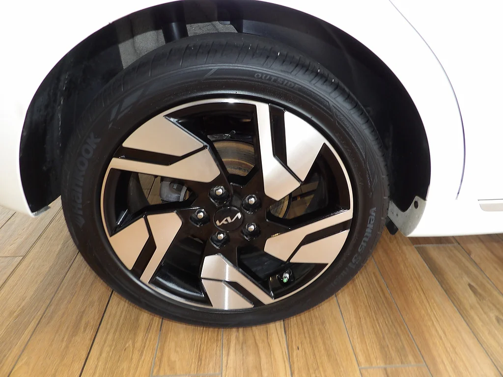 Used 2023 Snow White Pearl Kia GT-Line image 5