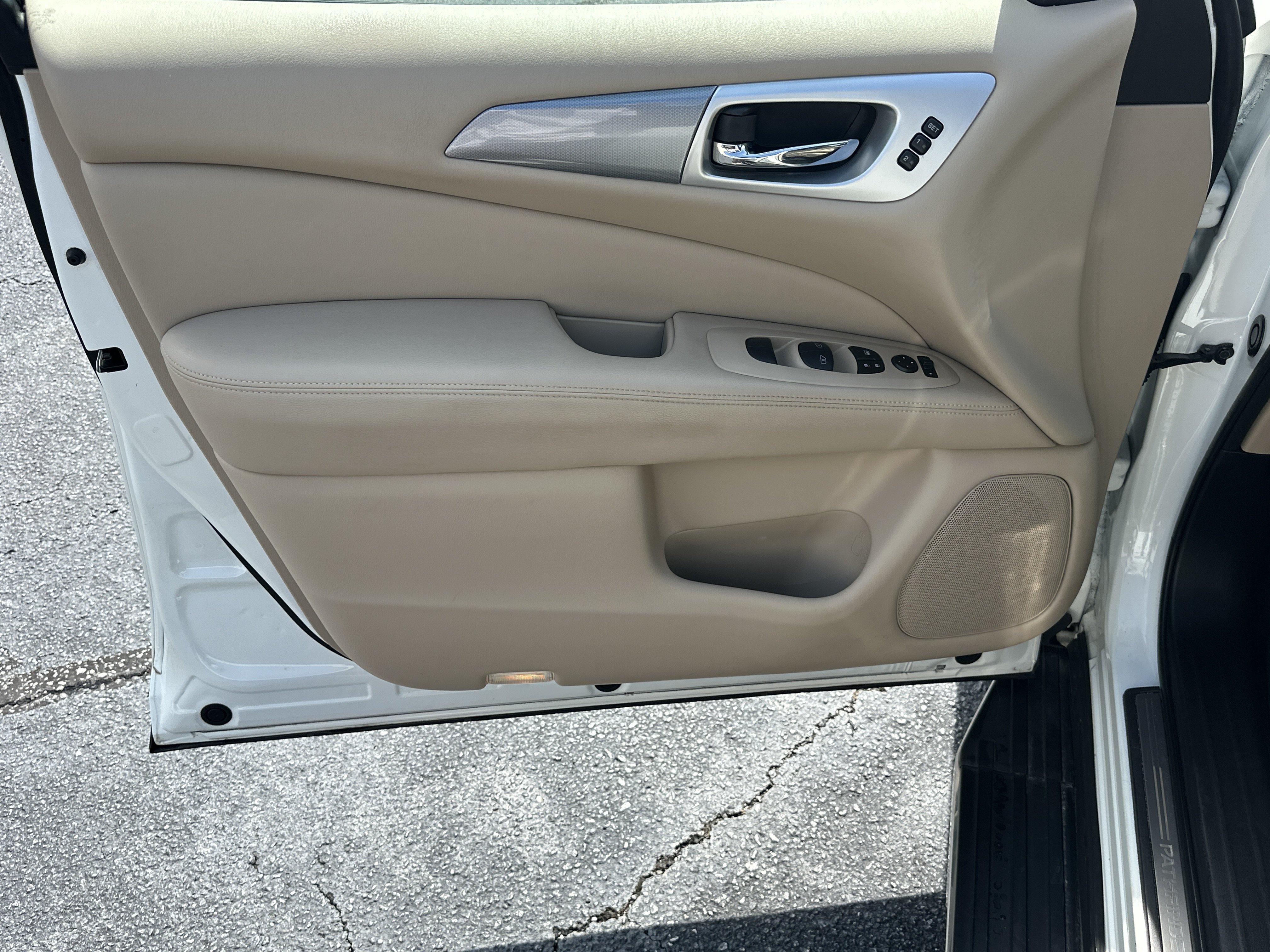 Used 2020 Pearl White Tricoat Nissan SL image 11