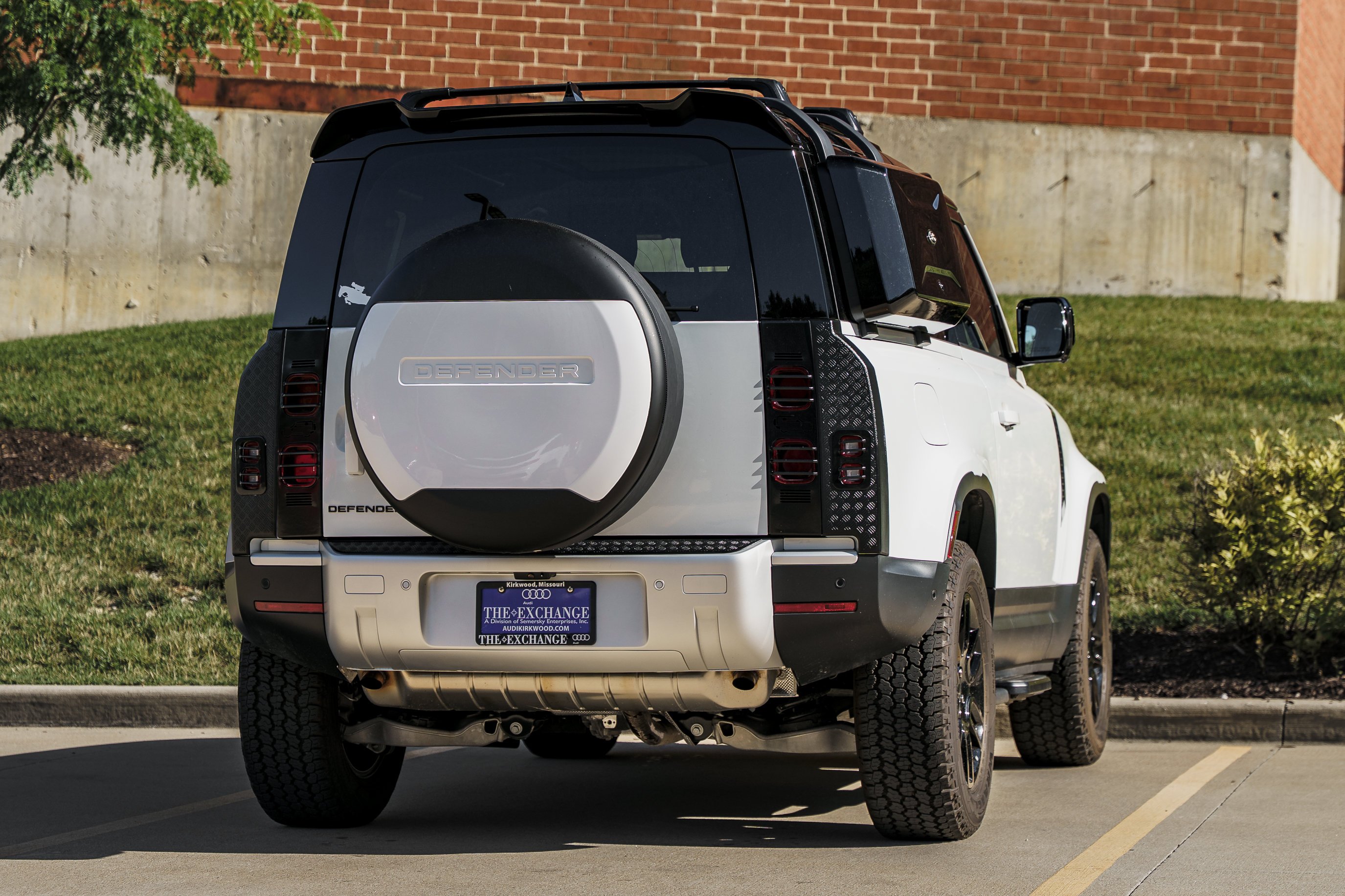 Used 2025 Fuji White Land Rover S image 4
