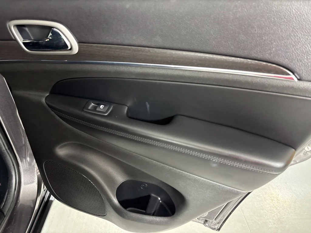 Used 2018 Gray Jeep Limited image 23