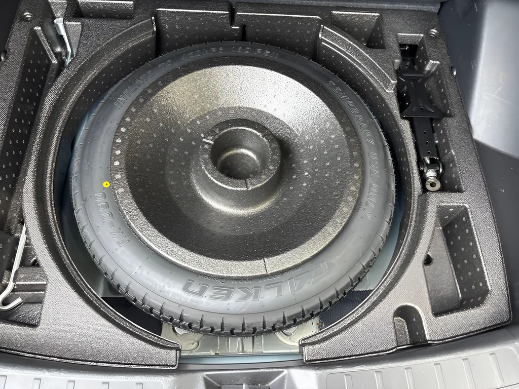 Used 2025 Alloy Silver Metallic Mitsubishi  image 37