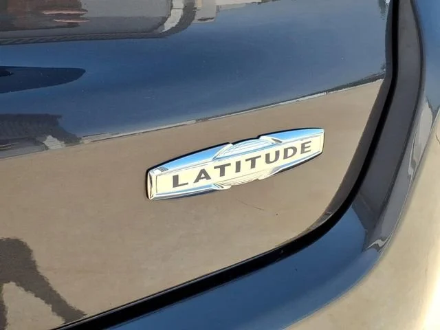 Used 2024  Jeep Latitude image 25
