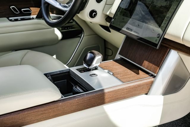 Used 2025 White Land Rover SE image 28