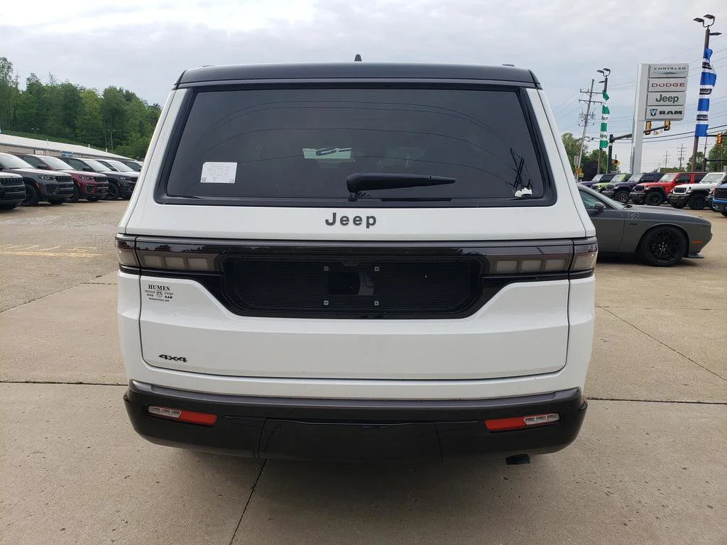 New 2026 Bright White Clear-Coat Exterior Paint Jeep Upland image 4