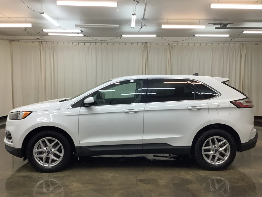 Used 2022 Oxford White Ford SEL image 9