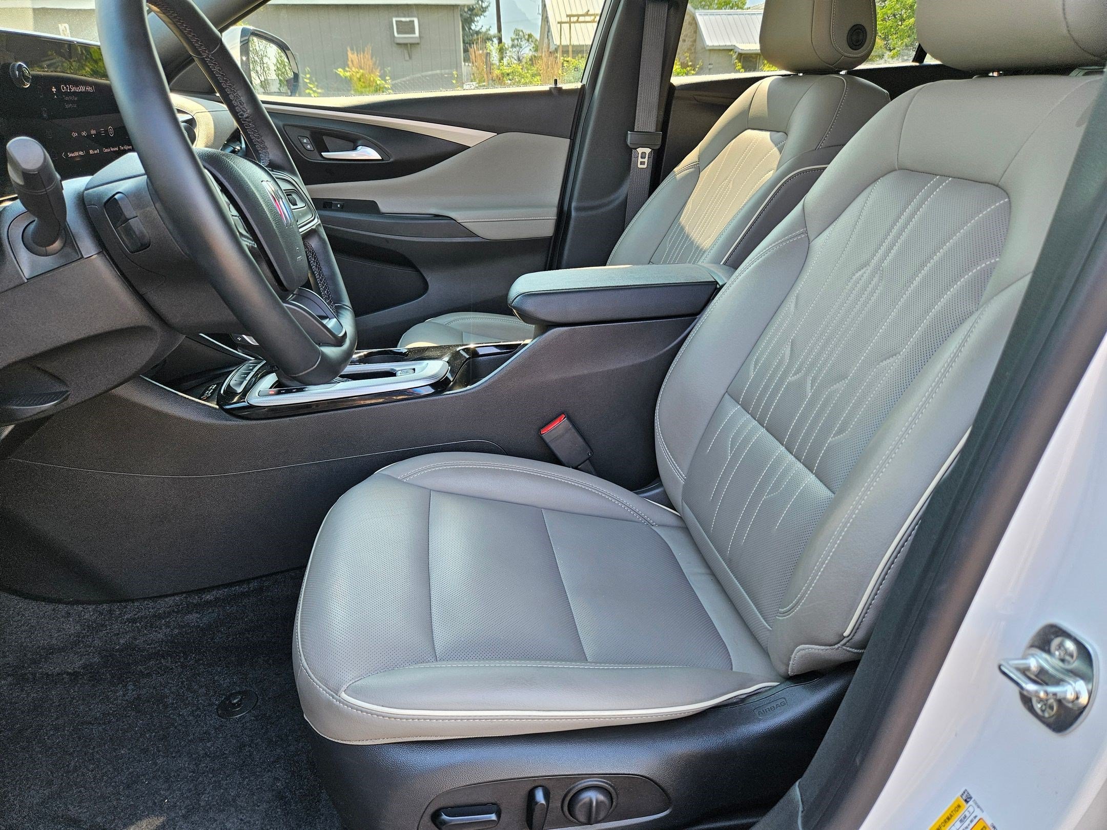 Used 2025 White Frost Tricoat Buick Avenir image 17