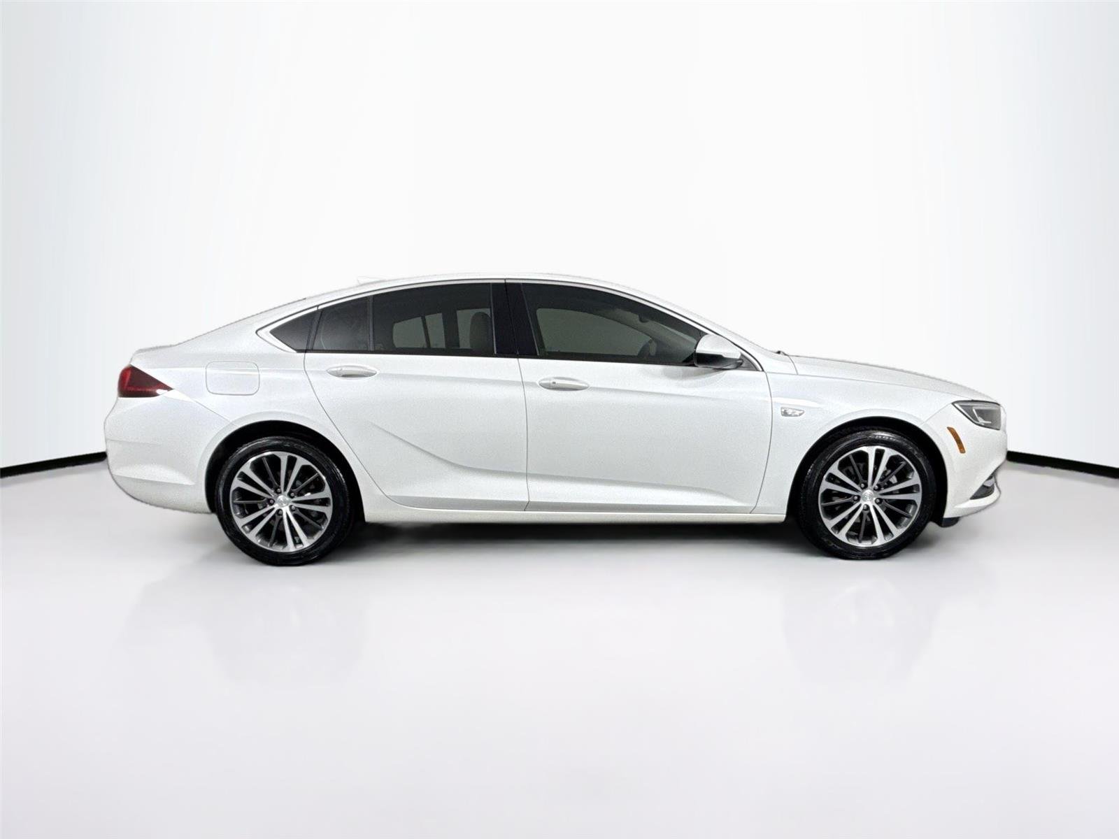 Used 2018 White Frost Tricoat Buick Essence image 12