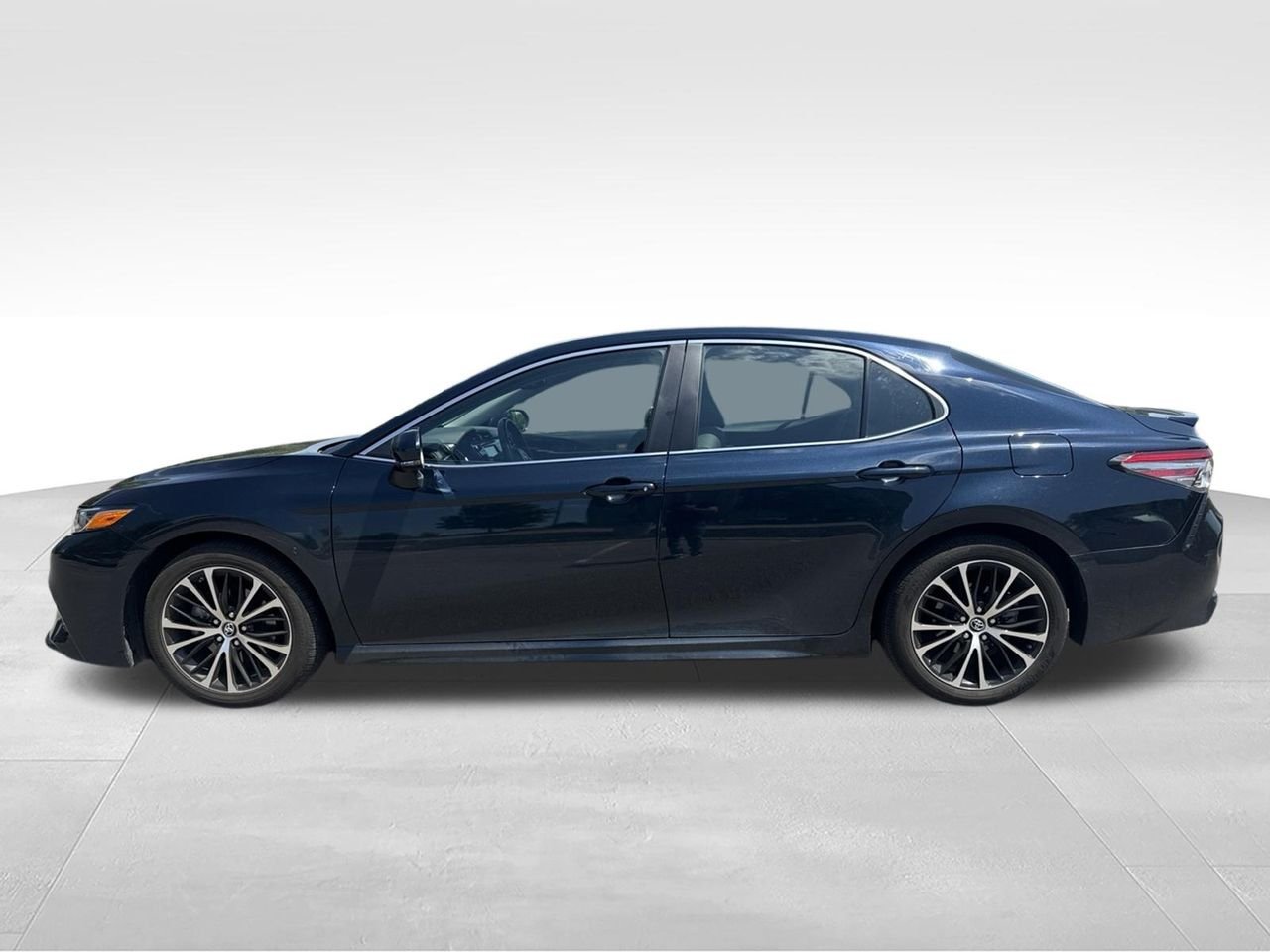 Used 2018 Blue Toyota SE image 4