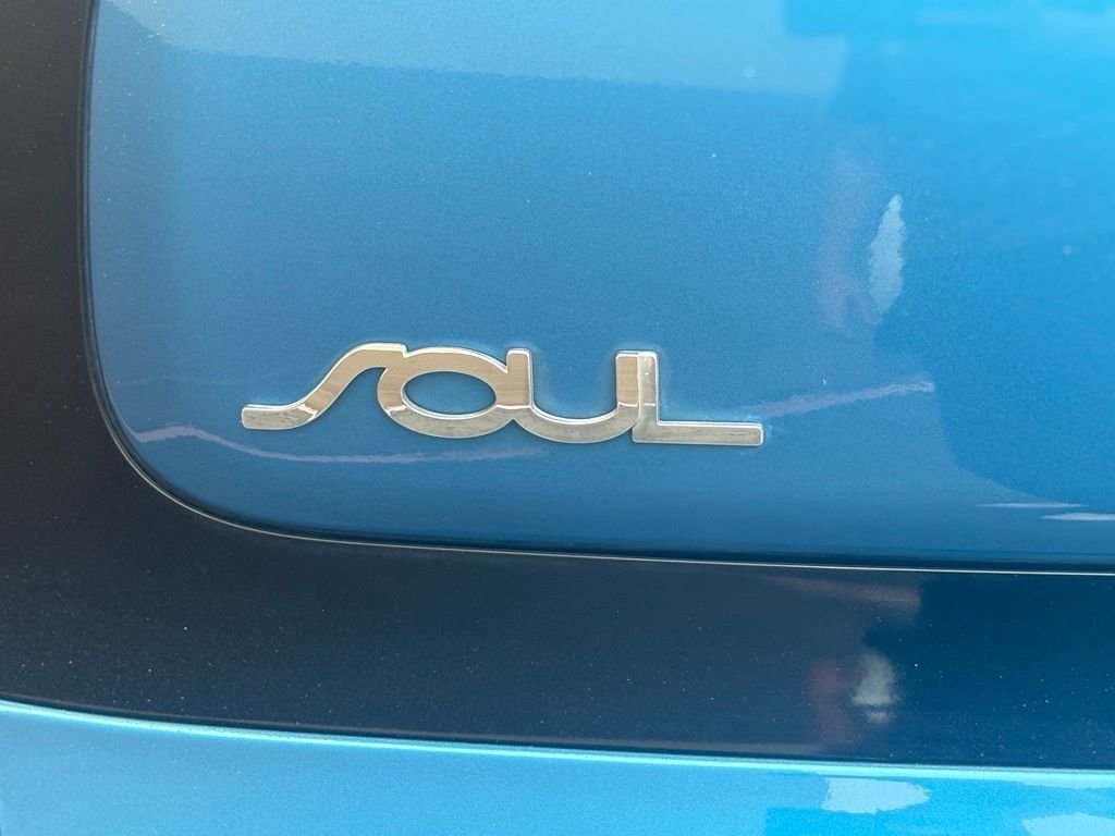 Used 2016 Blue Kia Plus image 26