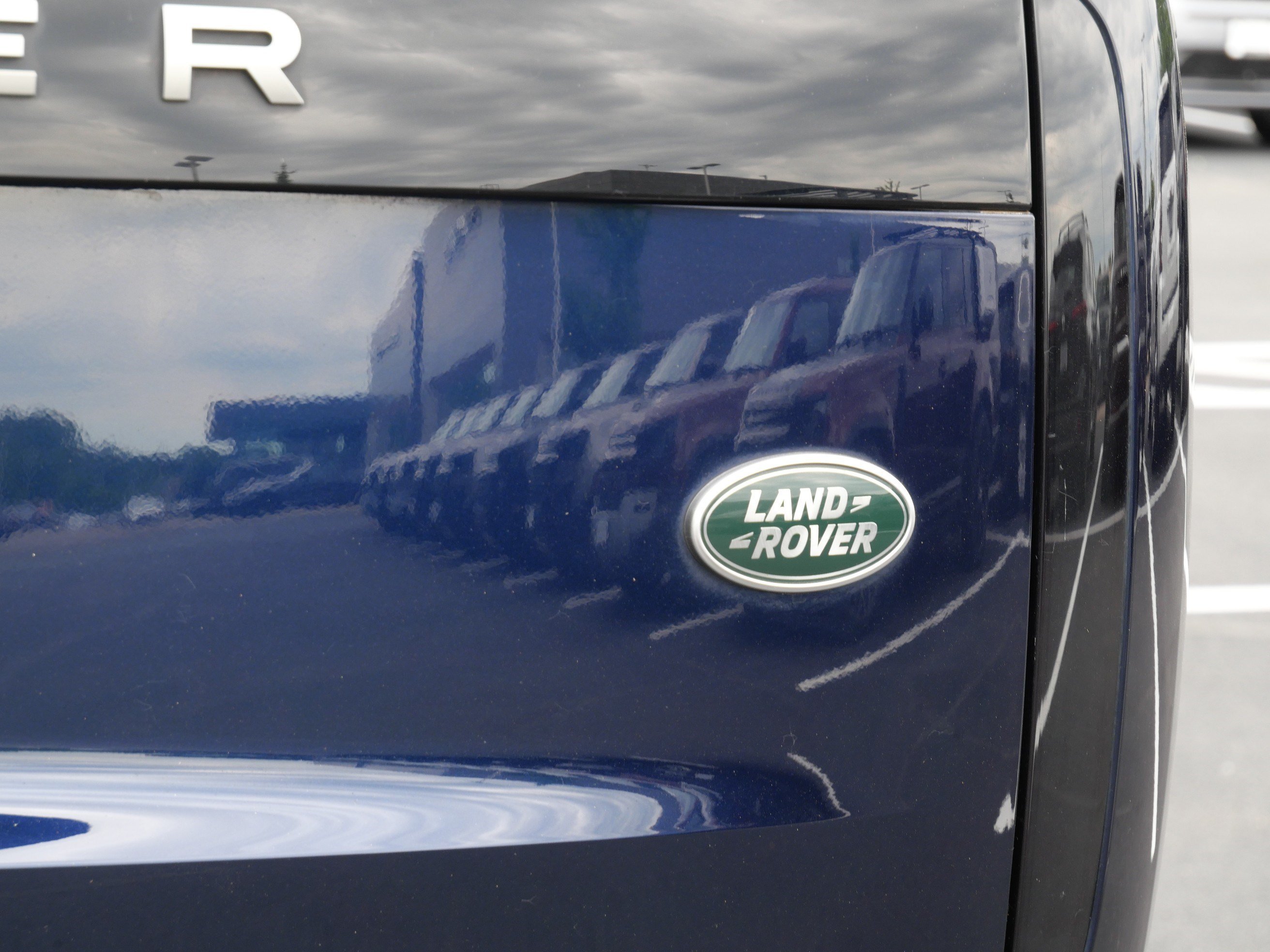 Used 2023 Portofino Blue Metallic Land Rover SE image 11