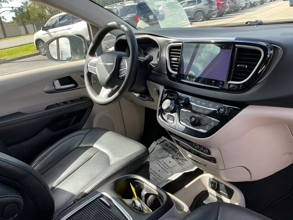 Used 2022 White Chrysler Touring L image 14