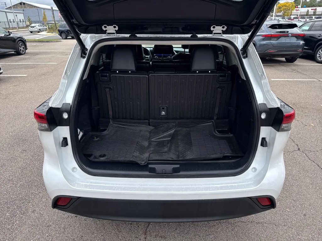 Used 2023 Beige Toyota XLE image 7