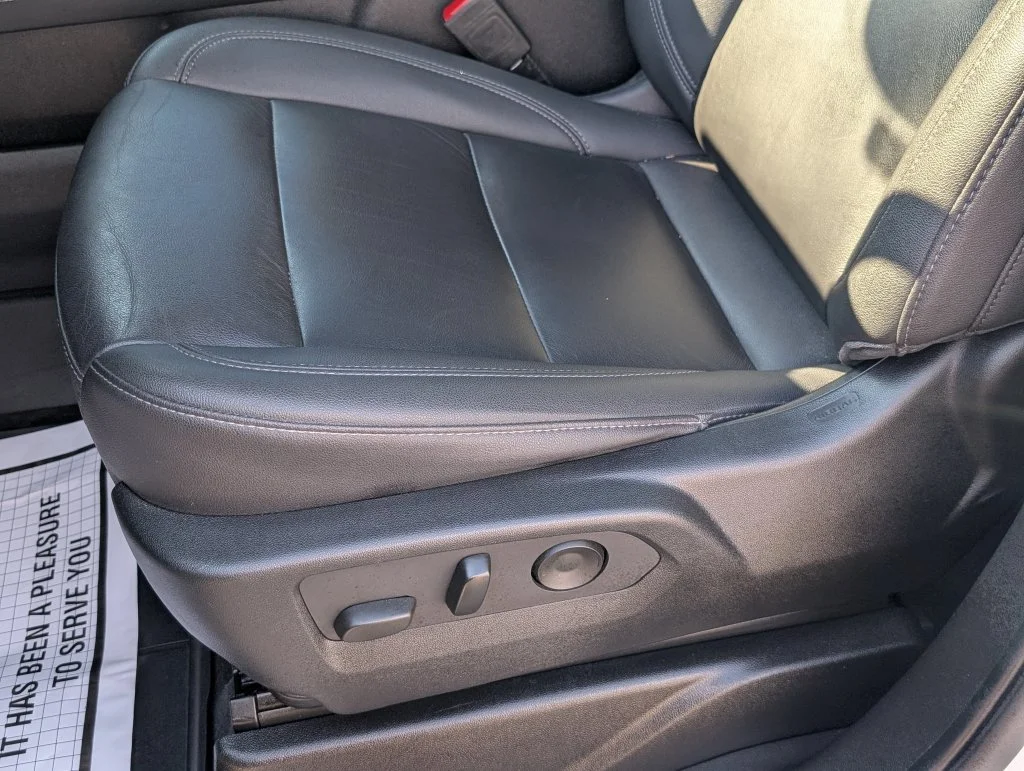 Used 2023 White Chevrolet Z71 image 33