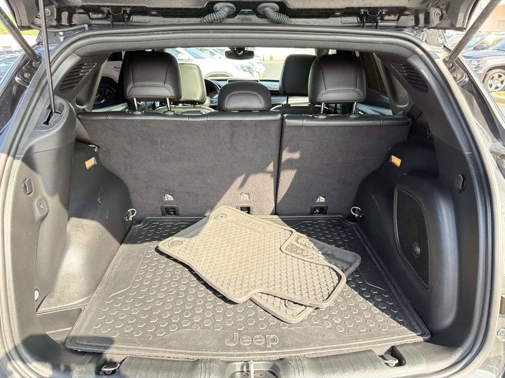 Used 2022 Black Jeep Latitude image 10