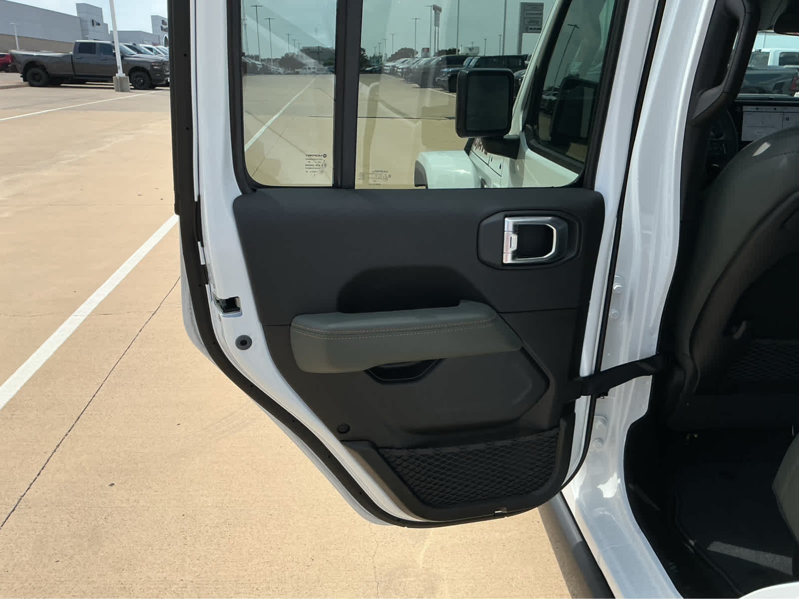 New 2026 Bright White Clear-Coat Exterior Paint Jeep Mojave image 18