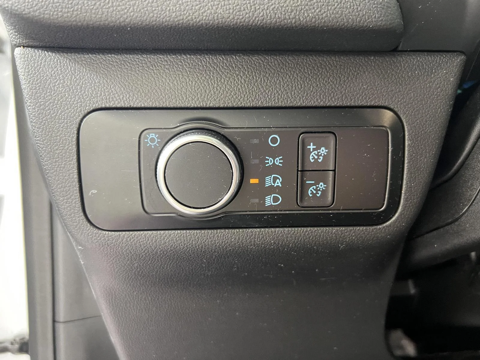 Used 2022 Oxford White Ford SE image 16
