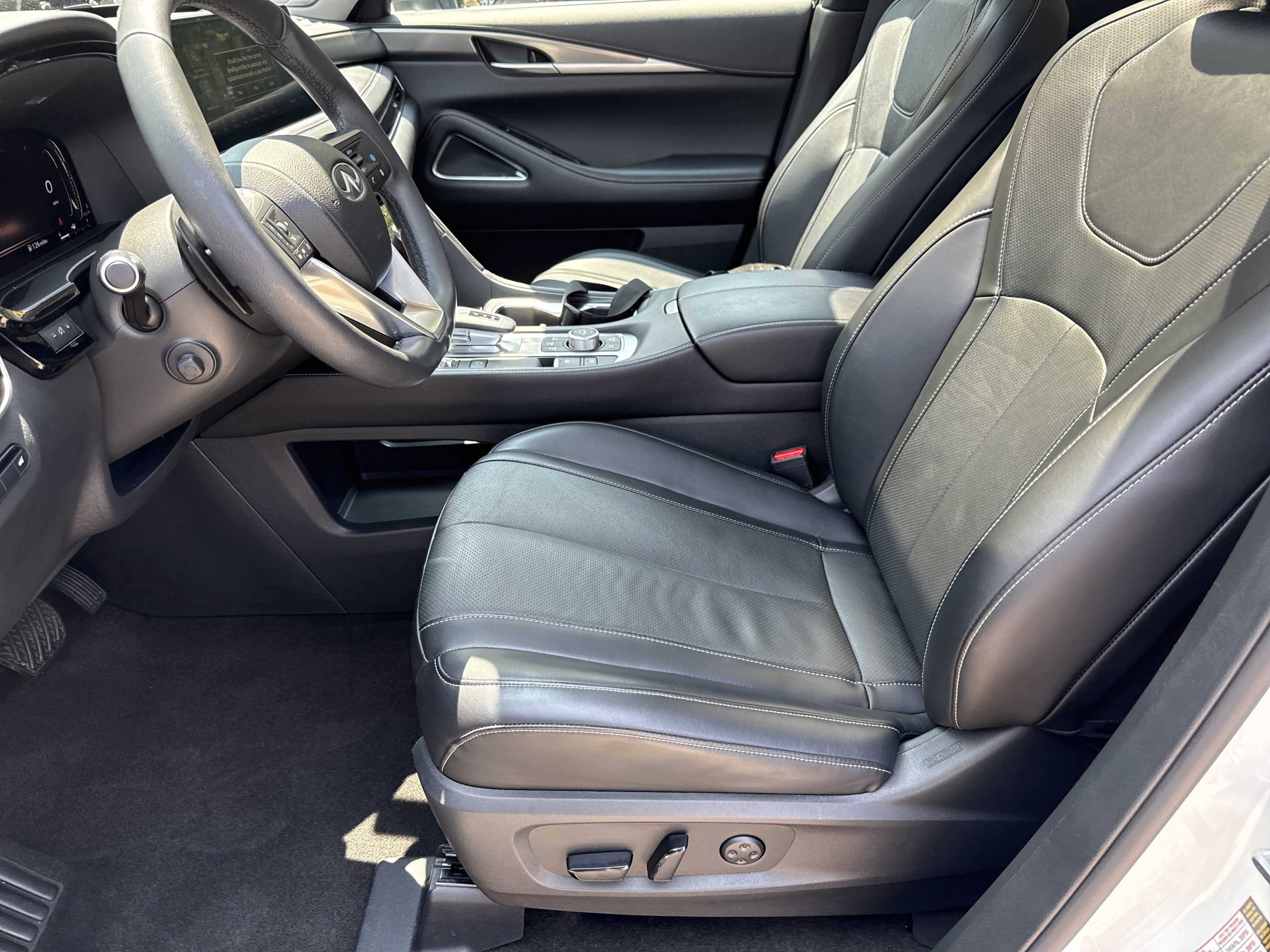 Used 2023 Majestic White INFINITI LUXE image 11