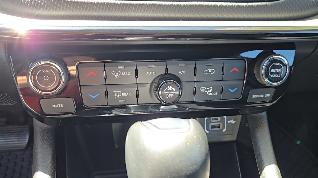 Used 2025 Hydro Blue Pearlcoat Jeep Trailhawk image 20