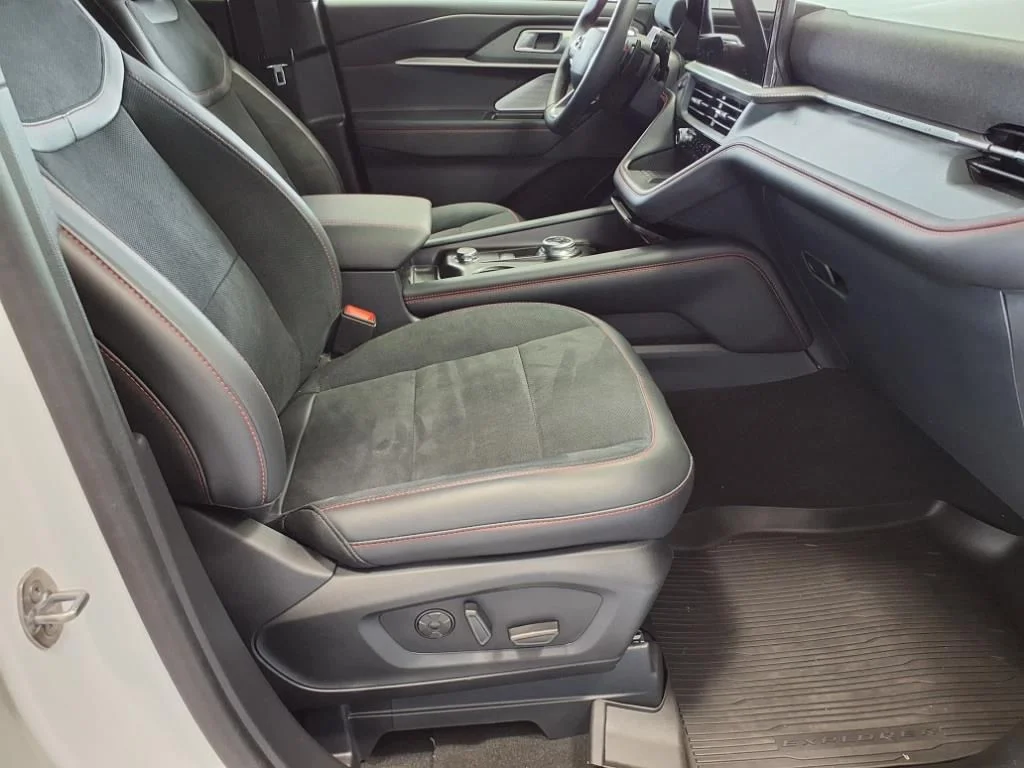 2025 Ford Explorer ST - Photo 8