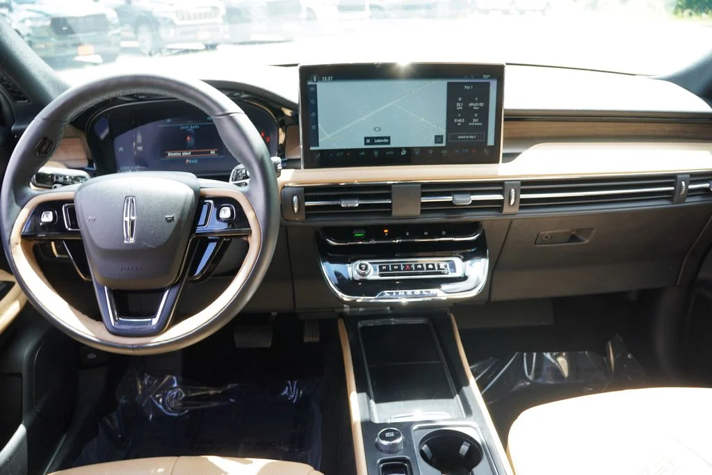Used 2023 Pristine White Metallic Tri-Coat Lincoln Reserve image 19