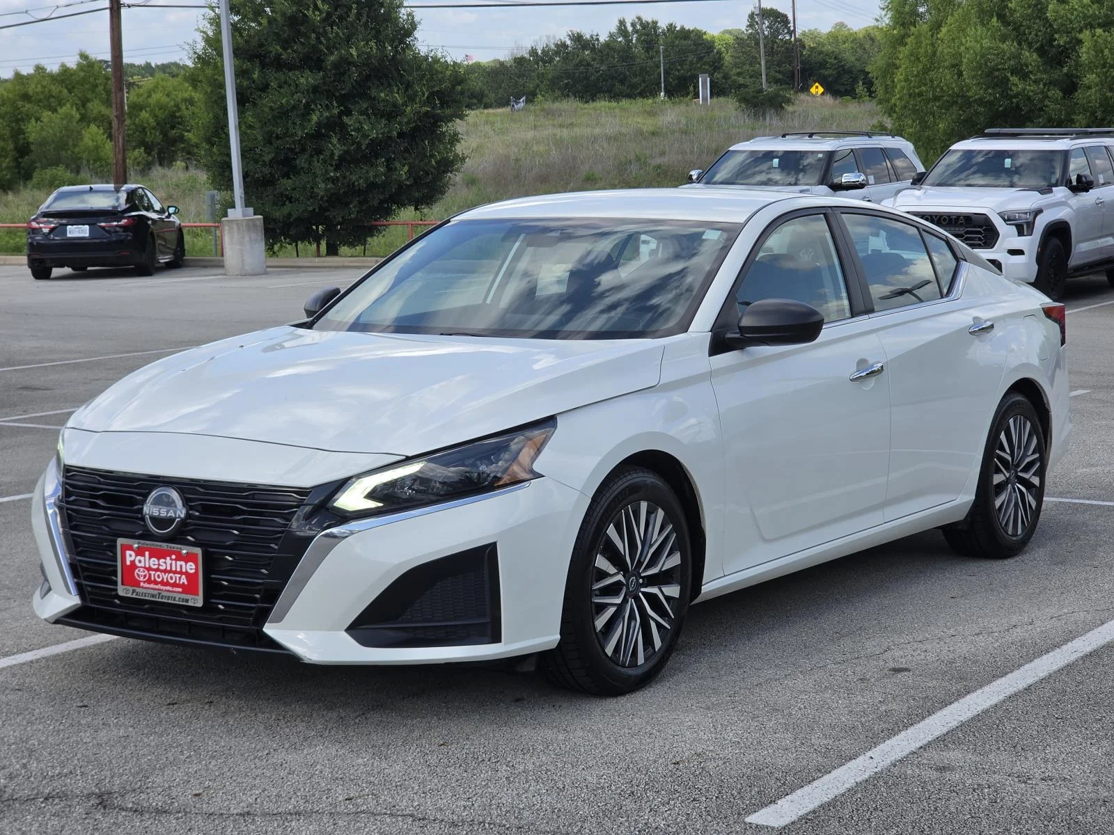 Used 2024 White Nissan 2.5 SV Sedan image 3