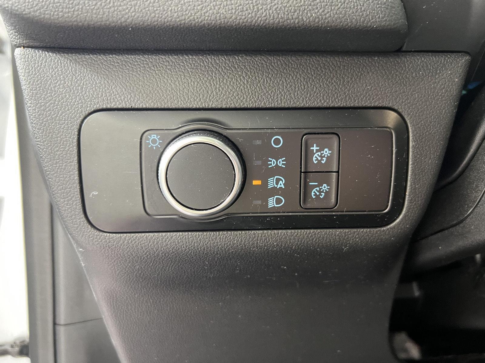 Used 2022 Oxford White Ford SE image 16