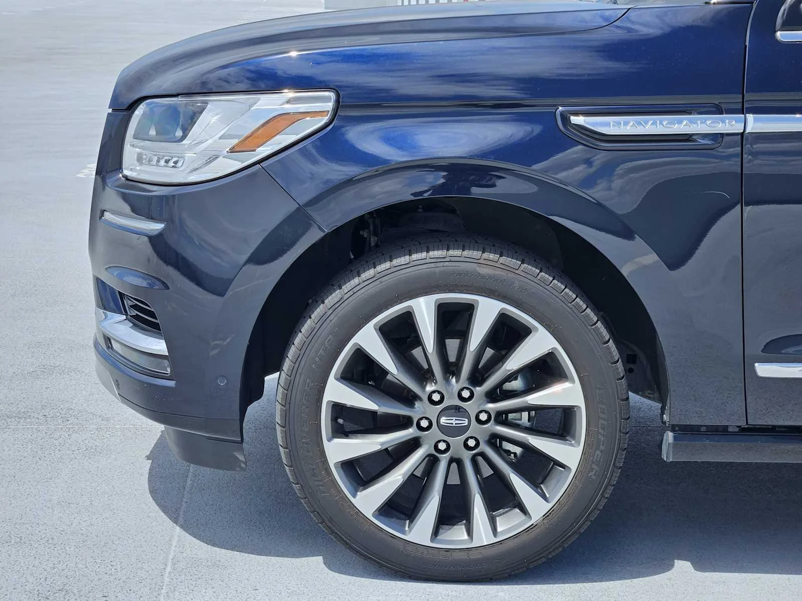 Used 2021 Signature Navy Lincoln Reserve image 9