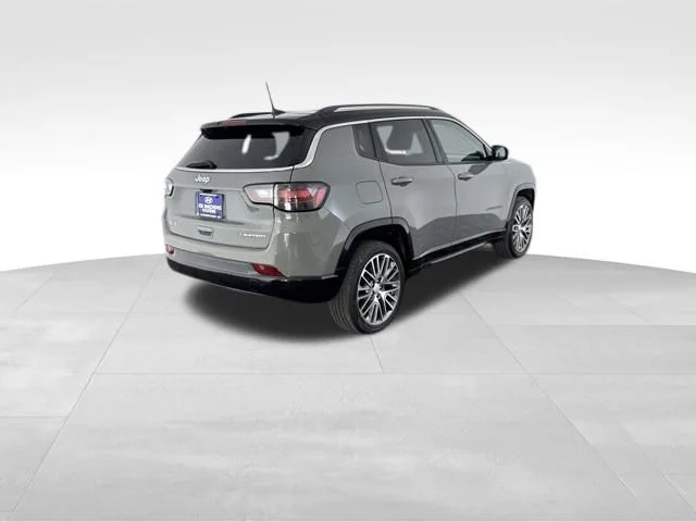 Used 2022 Gray Jeep Limited image 5